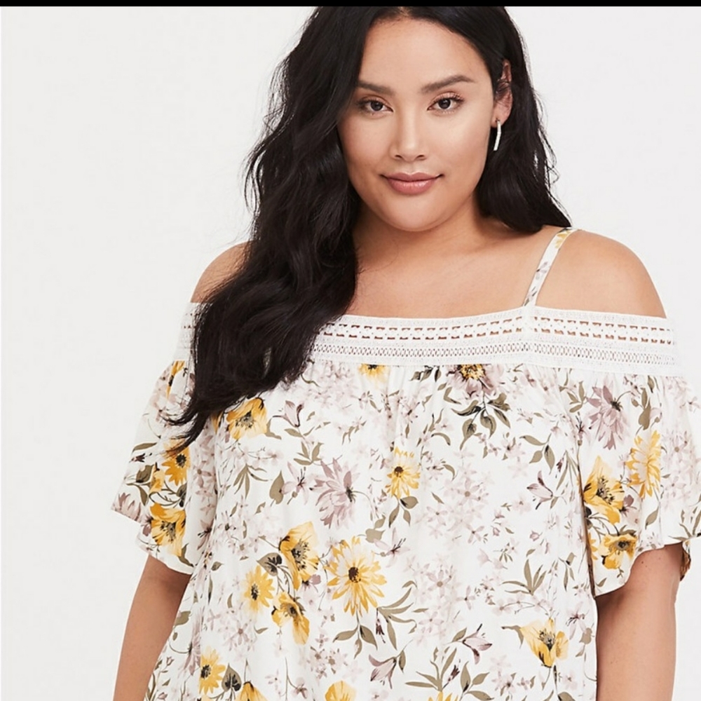 NWT🌻TORRID🌻Ivory Yellow Floral Cold Shoulder Top